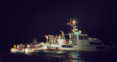 Angriff in der Nacht: Die libysche Küstenwache attackiert ein Fl... Angriff in der Nacht: Die libysche Küstenwache attackiert ein Fl...