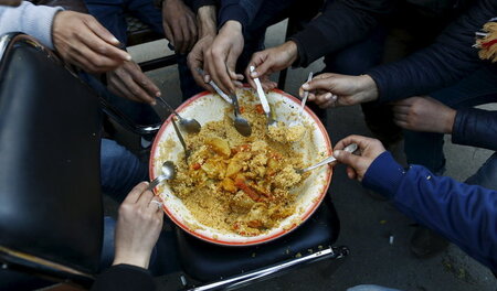 Protestierende Arbeitslose mit einer Schüssel Couscous vor einem... Protestierende Arbeitslose mit einer Schüssel Couscous vor einem...