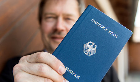 »Reichsbürger« mit »Reisepass«: Joachim Widera posiert im Juni 2... »Reichsbürger« mit »Reisepass«: Joachim Widera posiert im Juni 2...
