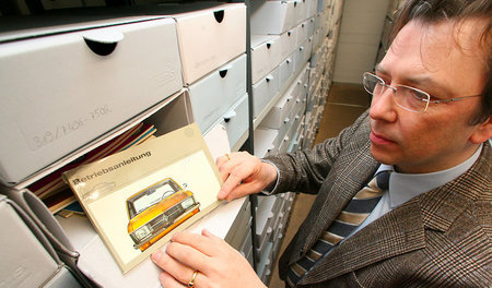 Manfred Grieger im Wolfsburger Volkswagen-Archiv (8. April 2008) Manfred Grieger im Wolfsburger Volkswagen-Archiv (8. April 2008)