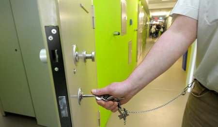 Ein Wärter öffnet einen Haftraum in der Justizvollzugsanstalt fü... Ein Wärter öffnet einen Haftraum in der Justizvollzugsanstalt fü...