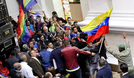 Demonstranten dringen am Sonntag in den Plenarsaal der Nationalv... Demonstranten dringen am Sonntag in den Plenarsaal der Nationalv...