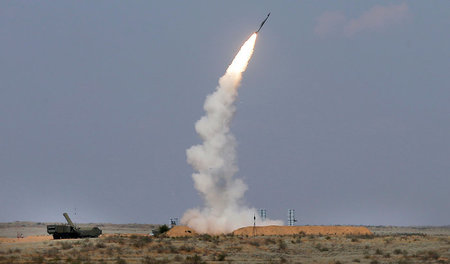 Abschuss einer Rakete des S-300-Luftabwehrsystems während einer ... Abschuss einer Rakete des S-300-Luftabwehrsystems während einer ...