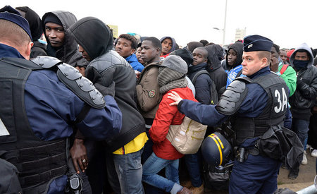 Staatsmacht gegen Flüchtlinge: Polizisten lösen am Montag das Hü... Staatsmacht gegen Flüchtlinge: Polizisten lösen am Montag das Hü...
