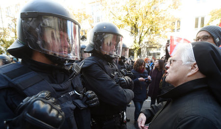 Nonne im Gespräch mit Polizistin bei der Demonstration gegen das...