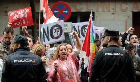 PSOE-Mitglieder demonstrieren vor ihrer Parteizentrale in Madrid... PSOE-Mitglieder demonstrieren vor ihrer Parteizentrale in Madrid...