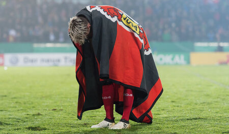 Lahmgelegt und zugedeckt: Bayers Kevin Kampl nach dem Abenteuer ... Lahmgelegt und zugedeckt: Bayers Kevin Kampl nach dem Abenteuer ...