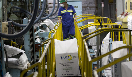 Verpackungsstrecke für Weißasbest in der brasilianischen Mine Ca... Verpackungsstrecke für Weißasbest in der brasilianischen Mine Ca...