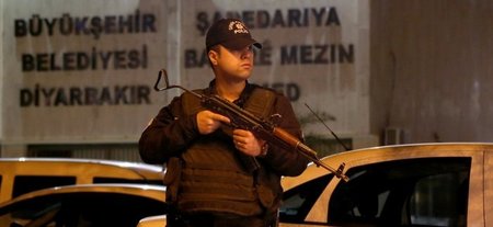 Unter Kontrolle des AKP-Regimes: Ein Polizist vor dem Gebäude de...