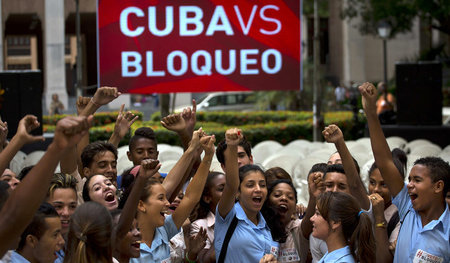 Studenten jubeln in Havanna über das Abstimmungsergebnis in New ...