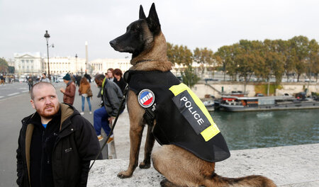Deutsche Köter an der Seine: Polizeihunde »Eisen« (rechts) mit s...
