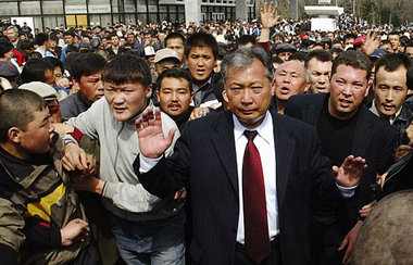 Kirgisiens Präsident Bakijew im März 2005, als der Oppositionsfü...