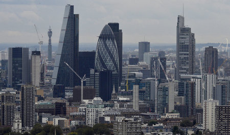 Ohne Mitglied der Währungsunion zu sein, hat die britische Finan... Ohne Mitglied der Währungsunion zu sein, hat die britische Finan...