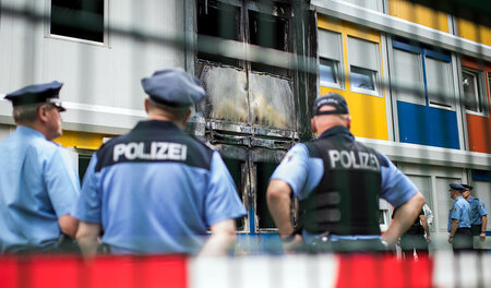 Einer von vielen Brandanschlägen auf Unterkünfte für Asylsuchend... Einer von vielen Brandanschlägen auf Unterkünfte für Asylsuchend...