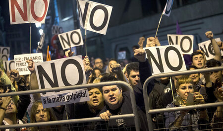 Wütender Protest: Zehntausende Menschen forderten am Samstag in ... Wütender Protest: Zehntausende Menschen forderten am Samstag in ...