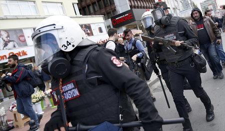 Staatsgewalt im Einsatz: Spezialeinheiten der Polizei gehen am S... Staatsgewalt im Einsatz: Spezialeinheiten der Polizei gehen am S...