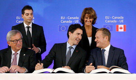 CETA unterzeichnet, da kann man sich ins Fäustchen lachen. Kanad... CETA unterzeichnet, da kann man sich ins Fäustchen lachen. Kanad...