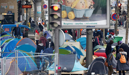 Früher Calais, heute Paris: Flüchtlinge haben an der Métro-Stati...