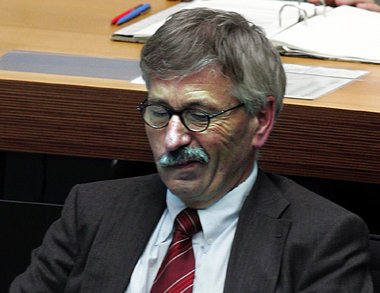 Augen zu und durch: Berlins Finanzsenator Thilo Sarrazin (SPD)