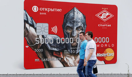 Bankenwerbung in Moskau. Im Land hat sich das Durchschnittseinko...