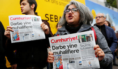Protest gegen die Verhaftung der Zeitungsredakteure am Montag in...