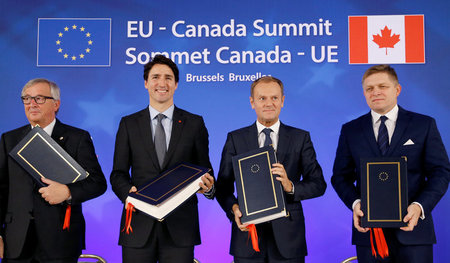 Einer grinst: Die Herren Juncker (EU, links), Trudeau (Kanada), ...