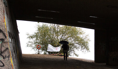 Der Tatort nahe der Kennedybrücke am Alsterufer war am Montag mi...