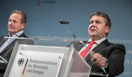 Bundeswirtschaftsminister Gabriel und ver.di-Chef Bsirske (l) in...