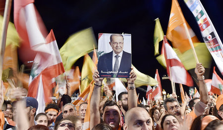 Anhänger von Michel Aoun feiern am Montag in Beirut seine Wahl z...