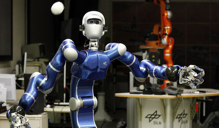 Roboter Justin vom Deutschen Zentrum für Luft und Raumfahrt - ei...
