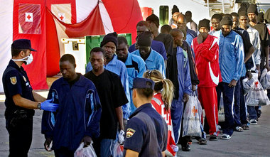 Diese Flüchtlinge waren in einem offenen Fischerkahn gekommen Diese Flüchtlinge waren in einem offenen Fischerkahn gekommen