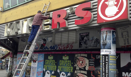 Berlin: Demontage des Firmenlogos an einem Kaiser's-Supermarkt. ...