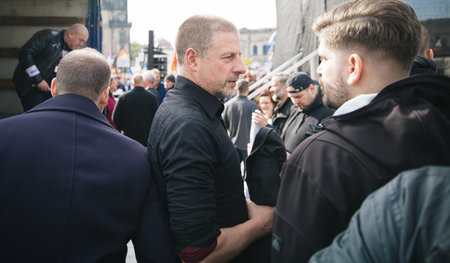 Zu Gast bei Pegida: Götz Kubitschek (Mitte) vom »Institut für St...
