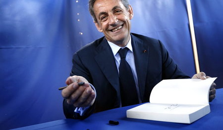 Frankreichs Expräsident Nicolas Sarkozy bei der Vorstellung sein...