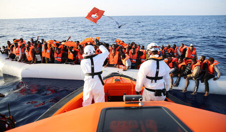 Sie haben Glück gehabt: Diese Flüchtlinge wurden am Donnerstag v...