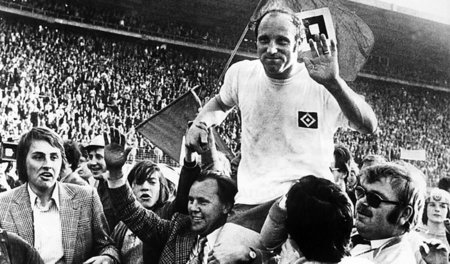 Da war er 35,5: Nach seinem Abschiedsspiel am 1.5.72 läßt Uwe Se...