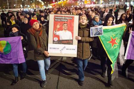 In Berlin haben in der Nacht zu Freitag mehr als 200 Menschen ge...