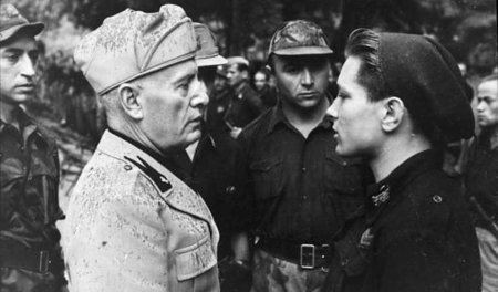 Kriegsverbrecher in Gespräch. Benito Mussolini mit einem »Schwar...