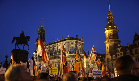Und siehe: Pegida-Demo in Dresden Und siehe: Pegida-Demo in Dresden