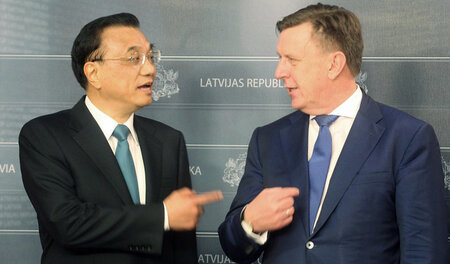 Chinas Premier Li Kequiang mit seinem lettischen Kollegen Maris ... Chinas Premier Li Kequiang mit seinem lettischen Kollegen Maris ...