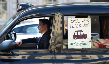 Die Menschen in den klassischen schwarzen Taxis in London sind A... Die Menschen in den klassischen schwarzen Taxis in London sind A...