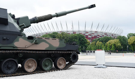 Alle Rohre gen Russland: Präsentation einer Panzerhaubitze der p... Alle Rohre gen Russland: Präsentation einer Panzerhaubitze der p...