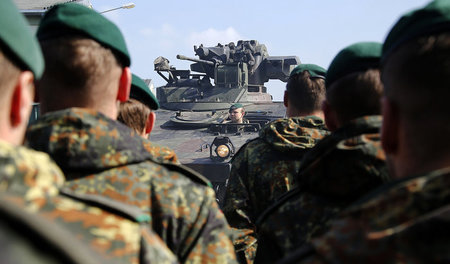Trainieren für mehr Krieg: Ein Bundeswehr-»Marder« wird beim NAT... Trainieren für mehr Krieg: Ein Bundeswehr-»Marder« wird beim NAT...