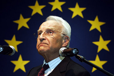 Vor dem Parteitagsauftakt bekommt Edmund Stoiber ein Geburtstags...