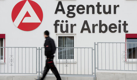 Im ersten Halbjahr 2016 wurde durchschnittlich 7.126 Personen we... Im ersten Halbjahr 2016 wurde durchschnittlich 7.126 Personen we...