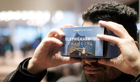 Der öffentliche Teil der Elbphilharmonie ist noch nicht komplett... Der öffentliche Teil der Elbphilharmonie ist noch nicht komplett...
