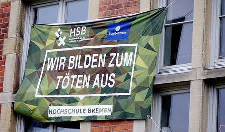 Protestbanner gegen die Kooperation mit der Bundeswehr an der Ho...