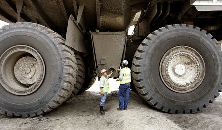 Kohletruck in Kolumbiens größtem Tagebau El Cerrejón. Anteilseig... Kohletruck in Kolumbiens größtem Tagebau El Cerrejón. Anteilseig...