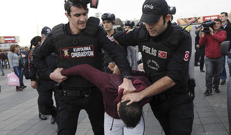 Türkische Polizei nimmt einen Teilnehmer einer prodkurdischen De...