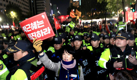 Demonstranten fordern in Südkoreas Hauptstadt Seoul den Rücktrit...